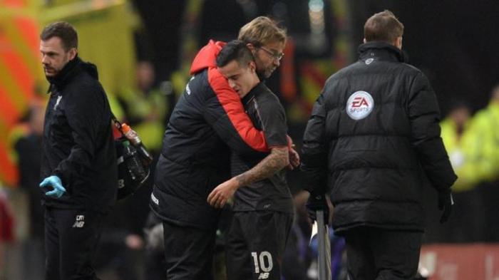 Manajer Liverpool, Juergen Klopp (merah) memberikan pelukan saat Philippe Coutinho ditarik keluar karena cedera pada babak pertama partai kontra Stokie City, Selasa (5/1/2015).