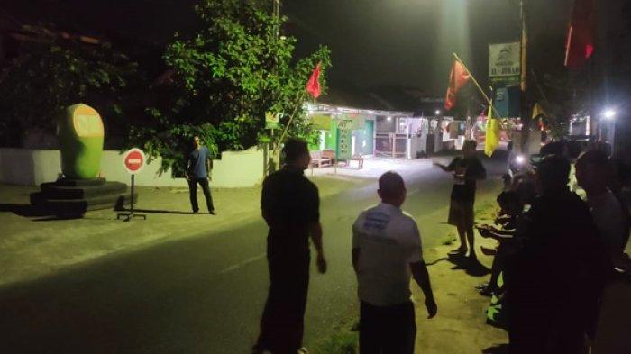 Sejumlah warga saat berjaga sekitar lokasi penangkapan di Kalurahan Baturetno, Kapanewon Banguntapan, Kabupaten Bantul, Kamis (2/11/2023) malam.