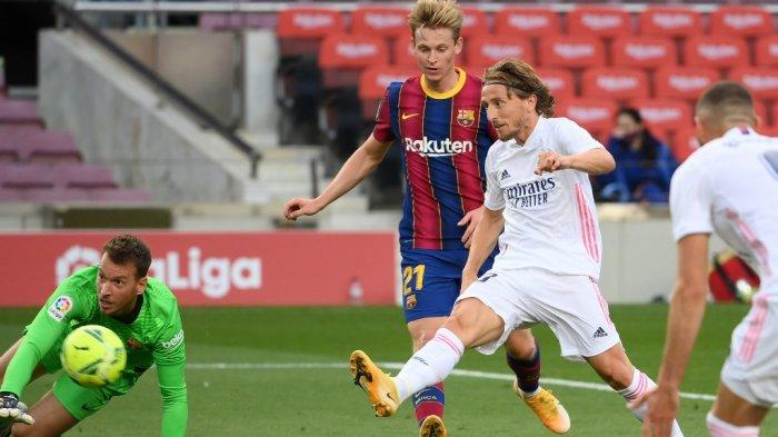 Gelandang Kroasia Real Madrid Luka Modric (kanan) mencetak gol pada pertandingan sepak bola Liga Spanyol antara Barcelona dan Real Madrid di stadion Camp Nou di Barcelona pada 24 Oktober 2020.