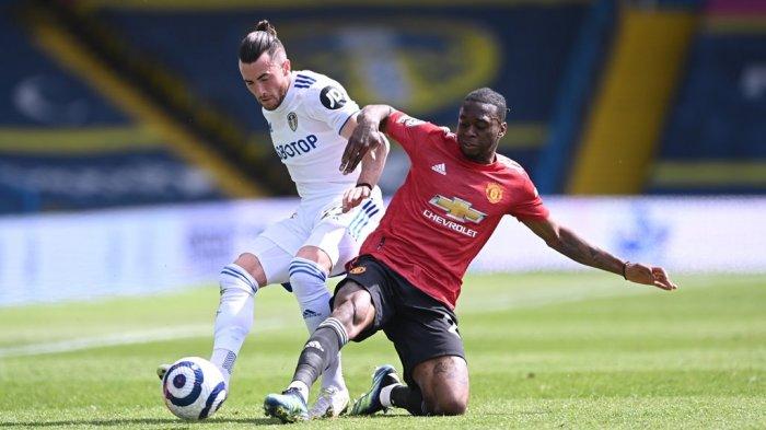 Bek sayap Manchester United, Aaron Wan-Bissaka mencoba merebut bola dari pemain Leeds United pada lanjutan Liga Inggris di Stadion Elland Road, Minggu (25/4/2021) malam WIB.