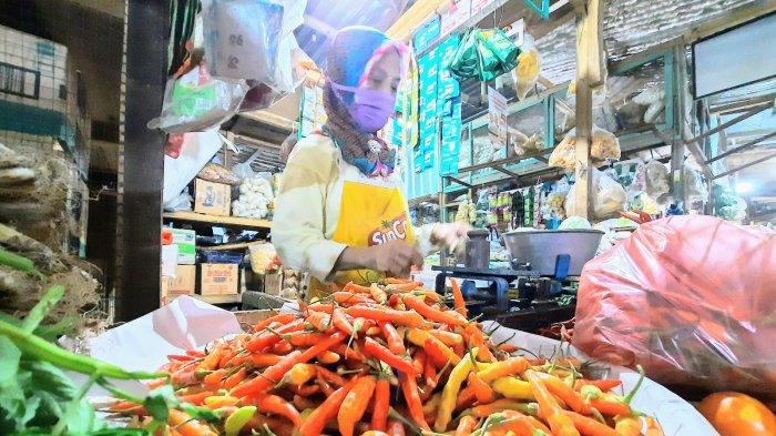 Marsih, pedagang sayur di Pasar Argosari Wonosari, Gunungkidul dengan timbunan cabai rawit di hadapannya. Harga cabai saat ini anjlok hingga kisaran Rp 10 ribu per kilo.