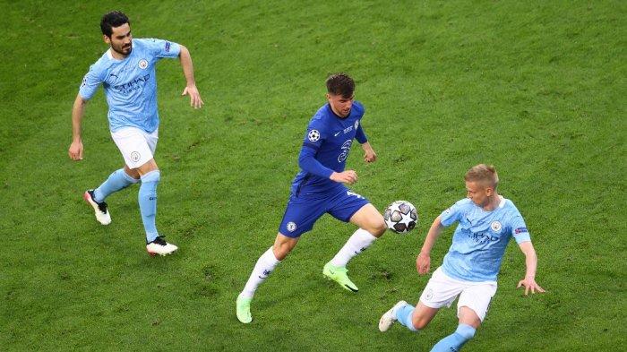 Mason Mount (tengah) dijaga dua pemain Manchester City saat laga Final Liga Champions 2020/2021 di Stadion Dragao, Porto, Portugal, Minggu (30/5/2021) pagi WIB.