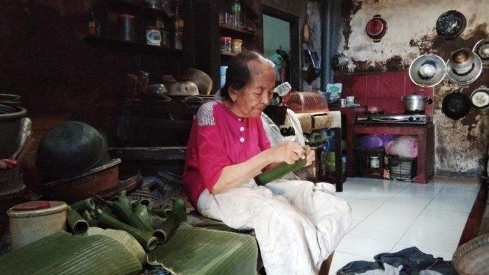 Mbah Satinem saat ditemui sedang membuat lontong untuk lupis andalannya, Rabu (4/9/2019)