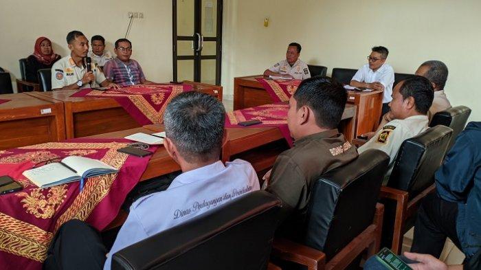 Pertemuan dalam rangka mediasi terkait konflik pedagang daging ayam Pasar Wates di Kantor Satpol-PP Kulon Progo, Rabu (12/03/2025). Adapun pihak yang berkonflik justru tidak hadir dalam upaya mediasi tersebut.