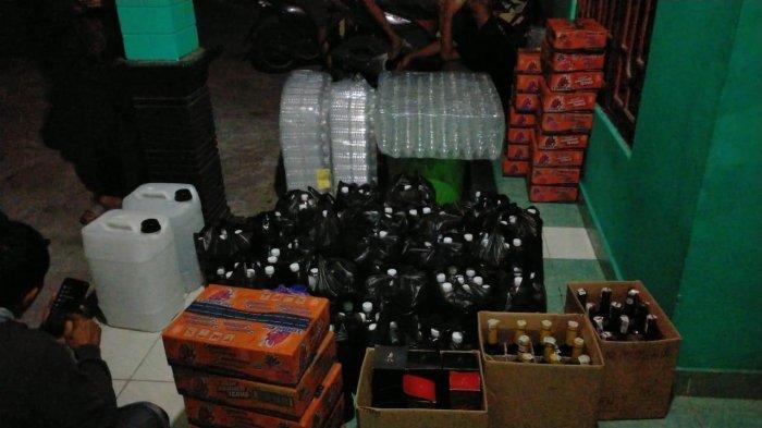 Ratusan barang bukti minuman alkohol dan peralatan yang diduga untuk memproduksi miras oplosan berhasil diamankan oleh jajaran Polres Bantul, Minggu (8/10/2023).