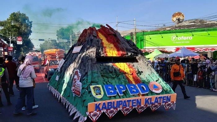 Peserta Karnaval Pembangunan Pemkab Klaten menghias mobil dengan berbagai tema dan ornamen menarik, Senin (19/8/2024).