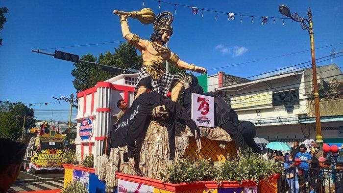 Peserta Karnaval Pembangunan Pemkab Klaten menghias mobil dengan berbagai tema dan ornamen menarik, Senin (19/8/2024).