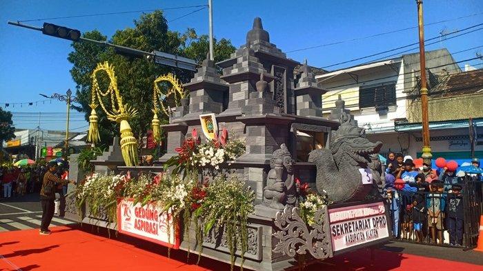 Peserta Karnaval Pembangunan Pemkab Klaten menghias mobil dengan berbagai tema dan ornamen menarik, Senin (19/8/2024).