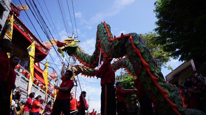 Kesenian naga, barongsai, liong, kesenian tradisional beraksi menghibur masyarakat dalam pawai Cap Go Meh 2570/2019 di sepanjang Jalan Pemuda, Kota Magelang, Selasa (19/2/2019).
