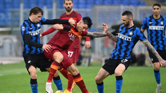 Nicolo Barella, Roger Ibanez dan Marcelo Brozovic di Serie A Italia AS Roma vs Inter Milan pada 10 Januari 2021 di stadion Olimpiade di Roma .