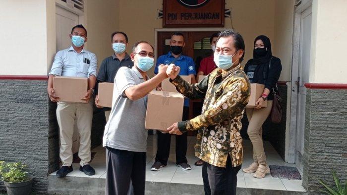 Anggota fraksi PDIP DPRD DIY, Novida Kartika Hadhi ketika memberikan bantuan secara simbolis kepada HPI Kulon Progo, Kamis (19/8/2021).
