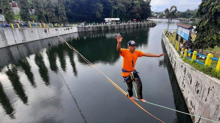 Olahraga waterline di Embung Tambakboyo, Kamis (11/2/2021)