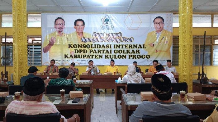 Pertemuan antara perwakilan 5 partai politik (parpol) di Sekretariat DPD Partai Golkar Kulon Progo, Jumat (24/05/2024). Kelima parpol menguatkan niatnya untuk berkoalisi di Pilkada 2024.