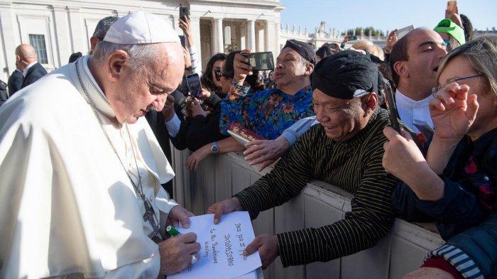 Paus Fransiskus berkenan menandatangani kertas yang bertuliskan Pace Per Il Popolo Indonesiano – La Mia Benedizione, Papa Francesco yang dibawa AM Putut Prabantoro