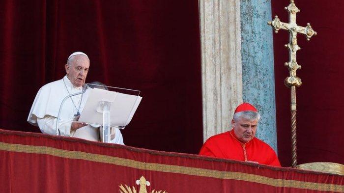 Paus Fransiskus menyampaikan Urbi et Orbi, tradisi Pesan Natal dari balkon Basilika, Santo Petrus, Vatikan, pada 25 Desember 2019.