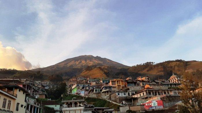 Pemandangan Gunung Sumbing dilihat dari Dusun Butuh, Desa Temanggung, Kecamatan Kaliangkrik, Kabupaten Magelang, Rabu (6/11/2019).