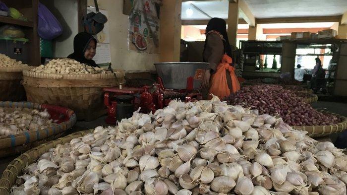 Bawang putih yang diperjualbelikan di Pasar Beringharjo, Senin (10/2/2020).