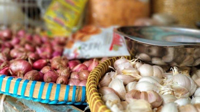 Bawang merah dan bawang putih di Pasar Denggung, Sleman