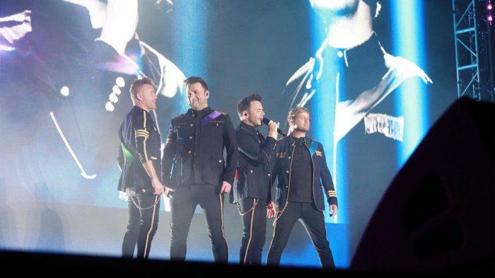 Penampilan Westlife saat konser bertajuk Westlife “The Twenty Tour” Borobudur Symphony di Candi Borobudur, Magelang, Sabtu (31/8/2019).