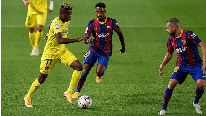 Ansu Fati dan Jordi Alba menghadap gelandang Villareal Samuel Chukwueze. lona menang 4-0 saat menjamu Villarreal pada Liga Spanyol 2020-2021 di Stadion Camp Nou.