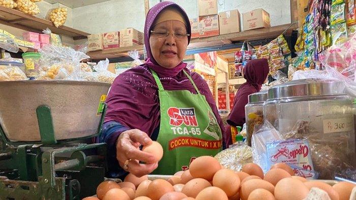 Wanti (73), seorang penjual telur dan sembako di Pasar Beringharjo Kota Yogyakarta, Minggu (21/5/2023).
