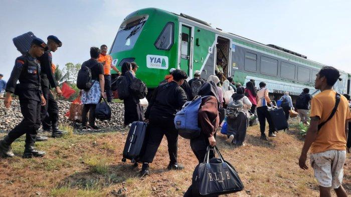 Para Penumpang Kereta Api (KA) Argo Semeru dan KA Argo Wilis yang anjlok di kawasan Sentolo, Kulon Progo, Selasa (17/11/2023) siang dievakuasi menggunakan KA YIA Xpress