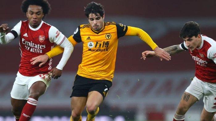 Penyerang Wolves Pedro Neto berebut bola dengan pemain Chelsea, Senin (30/11/2020)