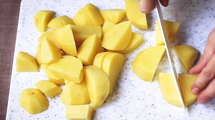 Memotong kentang menjadi potongan kecil-kecil