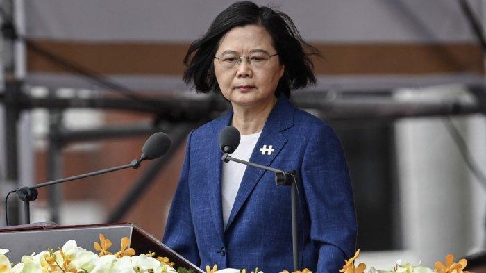 Presiden Taiwan Tsai Ing-wen pada hari nasional di depan Istana Kepresidenan di Taipei pada 10 Oktober 2021