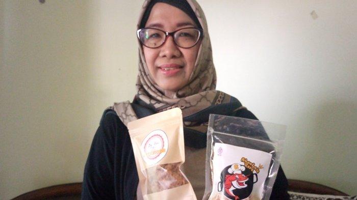 Jachinta Chandrasari saat menunjukkan produk olahan abon ikan lele jumbo milknya, Kamis (3/8/2023)