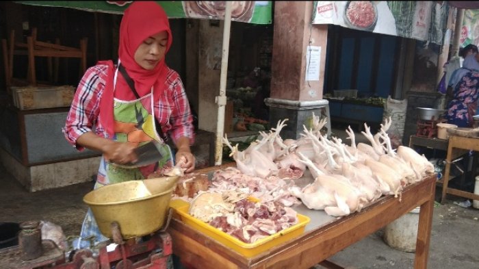 Penjual ayam potong tengah menjajakan dagangannya di pasar tradisional Bantul, Senin (21/5/2018) sore.