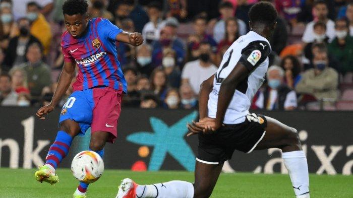 Ansu Fati (kiri) mencetak gol pertama timnya pada pertandingan sepak bola liga Spanyol antara FC Barcelona dan Valencia CF di stadion Camp Nou di Barcelona pada Senin 18 Oktober 2021.