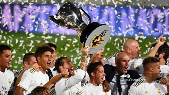 Para pemain Real Madrid merayakan keberhasilan menjadi juara Liga Spanyol setelah mengalahkan Villarreal 2-1 di Stadion Alfredo di Stefano, Valdebebas, pada Jumat (17/7/2020) dini hari WIB.