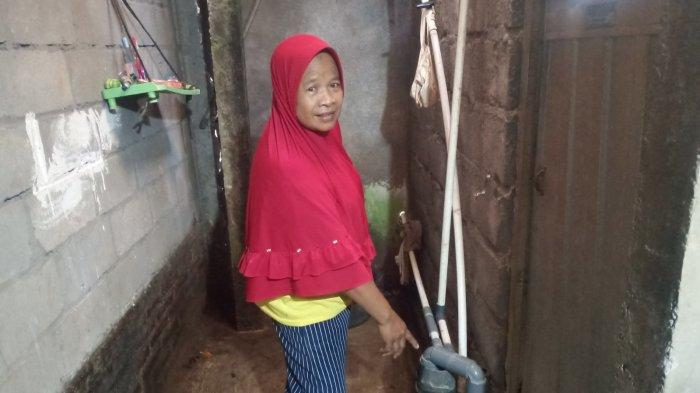 Sumini (61), warga Desa Bapangsari, Kecamatan Bagelen, Kabupaten Purworejo, menunjukkan letak sumur bor dan sanyo pompa air yang diambil relawan untuk droping air bersih, Kamis (12/10/2023).
