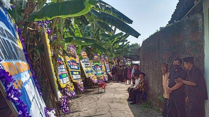 Karangan bunga terlihat terpasang di sepanjang jalan menuju rumah duka di Dukuh Sanggrahan, Desa Cawas, Kecamatan Cawas, Kabupaten Klaten, Jawa Tengah, Selasa (9/7/2024).