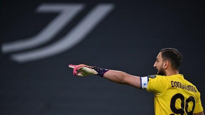 Kiper AC Milan Gianluigi Donnarumma pada pertandingan sepak bola Serie A Italia Juventus vs AC Milan Senin 10 Mei 2021 di  Turin.