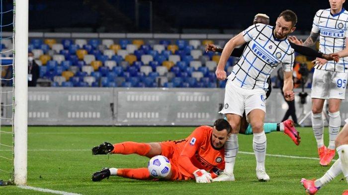 Samir Handanovic dan Stefan de Vrij mencetak gol bunuh diri di Liga Italia Serie A Napoli vs Inter Milan pada 18 April 2021 di stadion Diego Maradona (San Paolo) di Naples.