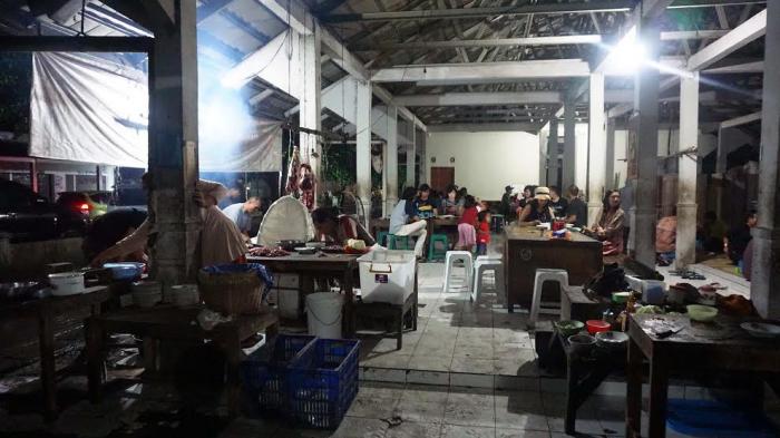 Suasana warung sate Klathak Pak Bari