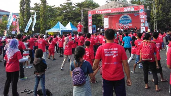 Para peserta jalan santai Tribun Jogja Melangkah Bersama Paramex terlihat semangat mengikuti senam pagi yang diadakan oleh panitia, Minggu (9/4/2017) pagi