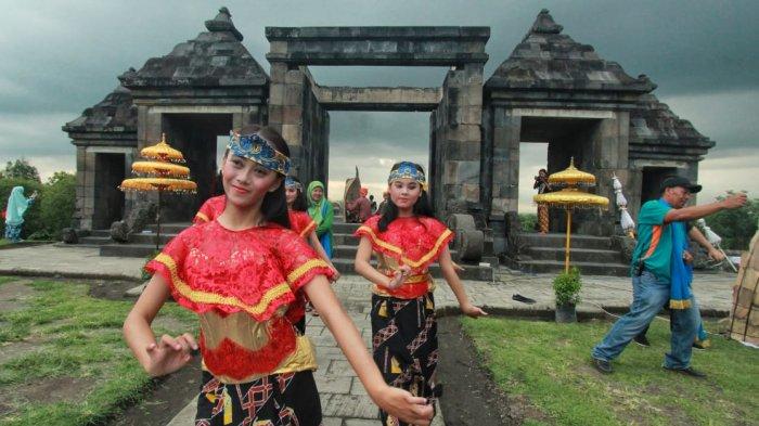 Penampilan Sendratari Ginanjar Mulyo yang dihadirkan di Ratu Boko saat matahari terbenam. Upaya meningkatkan daya tarik wisata sekaligus mewujudkan kepedulian budaya yang dipadukan dengan situs sejarah. Dilaksanakam dua hari yakni 12-13 Januari 2019.