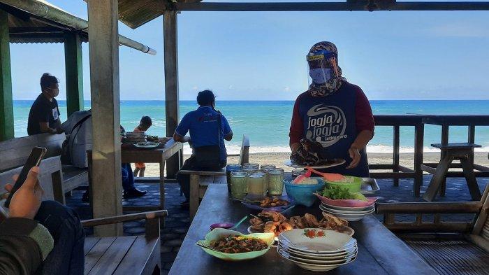 Pramusaji salah satu rumah makan di sentra kuliner seafood Pantai Depok, Bantul