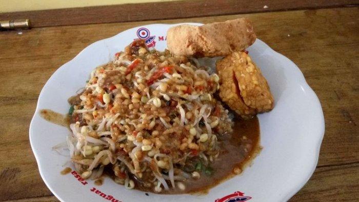 Menu sego pecel atau nasi pecel di Warung Sego Pecel atau SGPC Bu Wiryo di kawasan Selokan, Yogyakarta. Warung ini merupakan legenda di kalangan para alumni Universitas Gadjah Mada (UGM).
