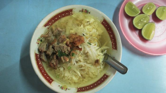 Soto daging sapi warung Bu Pujo.