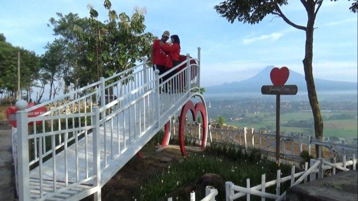 Jika anda pemburu matahari terbit terbenamnya matahari, destinasi wisata baru, Puncak Spot Riyadi bisa menjadi satu di antara alternatif untuk menghabiskan waktu sore anda.