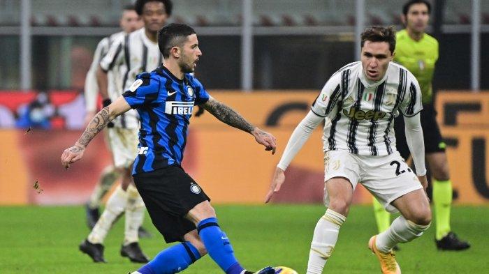 Stefano Sensi dan Federico Chiesa di semifinal Piala Italia Inter Milan vs Juventus pada 2 Februari 2021 di stadion San Siro di Milan.