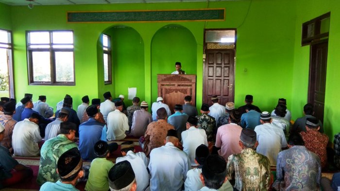 Suasana pelaksanaan salat Idul Fitri di Masjid Al Hidayah Palihan Temon Kulonprogo, Jumat (15/6/2018) pagi.