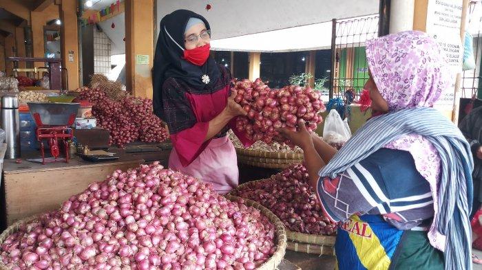 Suasana transaksi penjualan bawang merah di pasar Beringharjo pada Rabu (07/10/2020).