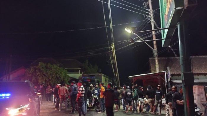 Aparat dan warga berjaga di lokasi tawuran di Muntilan, Kabupaten Magelang, Jawa Tengah, terjadi pada Minggu (15/10/2023).