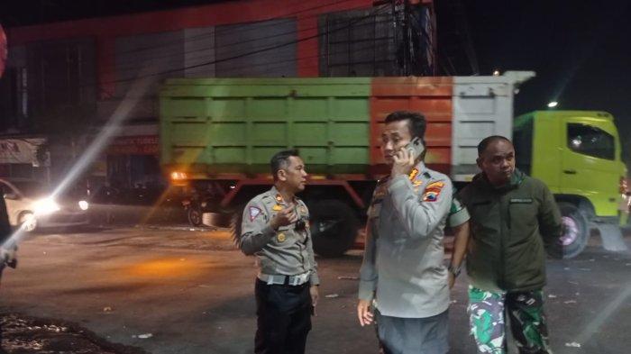 Aparat berkoordinasi di lokasi tawuran di Muntilan, Kabupaten Magelang, Jawa Tengah, terjadi pada Minggu (15/10/2023).