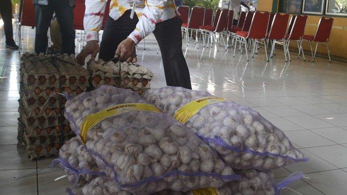 Sejumlah telur ayam ras dan bawang putih yang dialokasikan dalam operasi pasar di Pasar Beringharjo, Kota Yogyakarta, Kamis (10/8/2023).